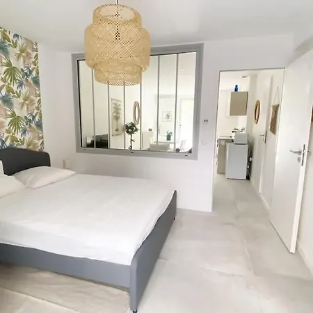 T2 Neuf, Terrasse, Centre Ville, 8min Comedie Apartment *